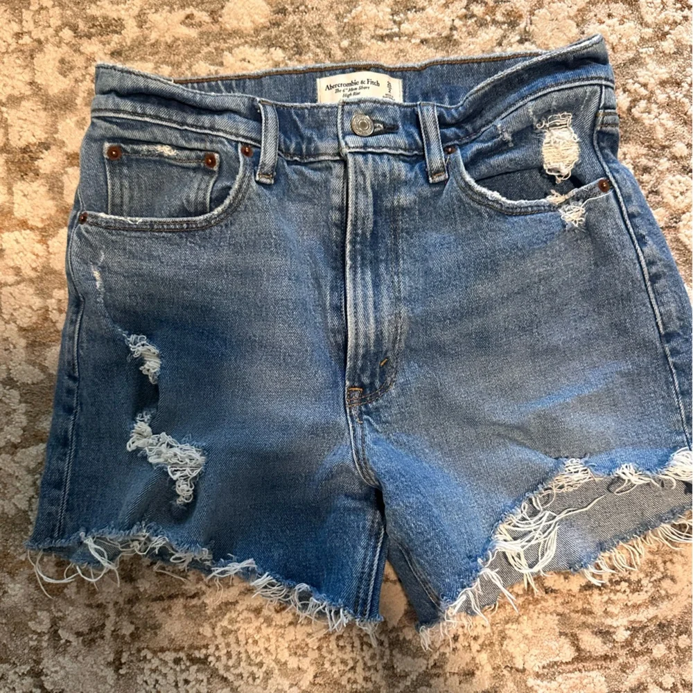 Abercrombie & Fitch High Rise Mom Shorts - 4 inch - Picture 3 of 7